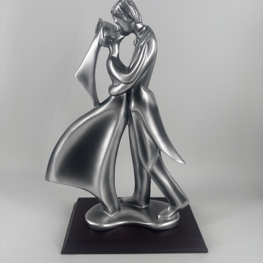 Bride‎ & Groom Sculpture Figurine Cake Topper Kissing Wedding Art 12.5" Tall